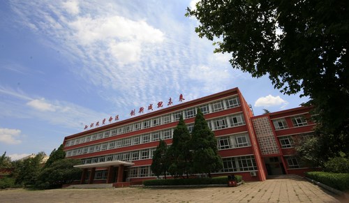  第一拖拉机制造厂拖拉机学院