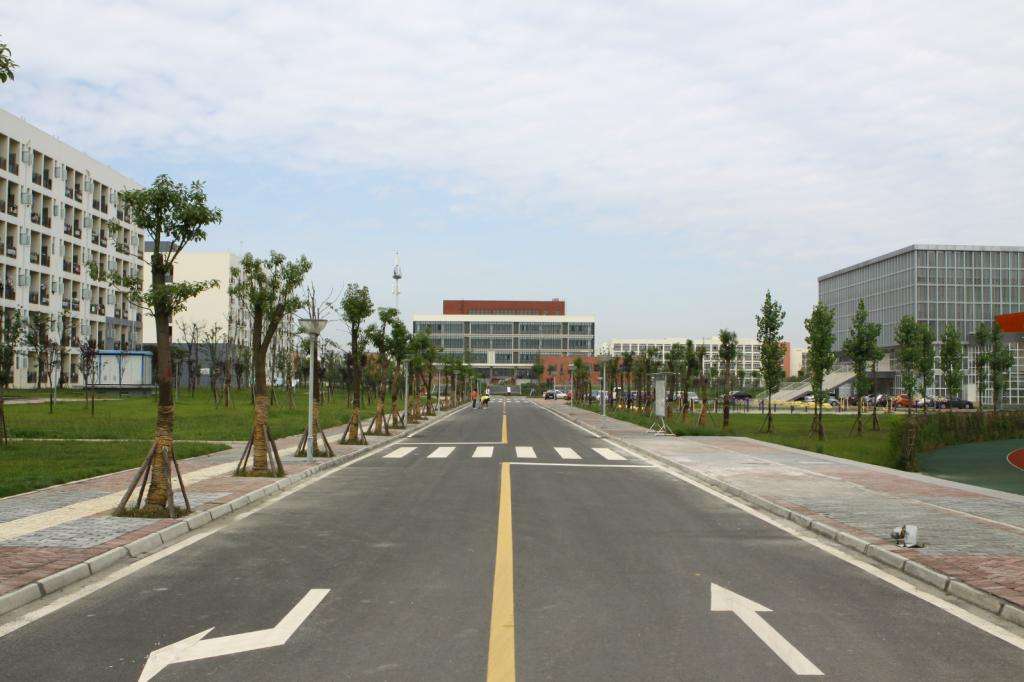  崇州电子职业技术学校