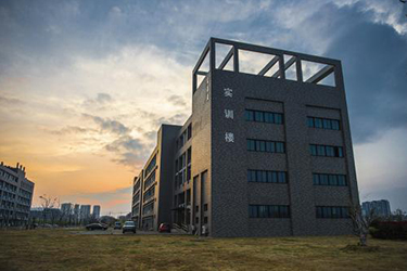  重庆市公共交通技工学校