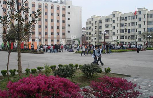  西北铁合金厂技工学校