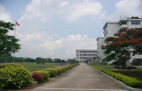  上海石化工业学校