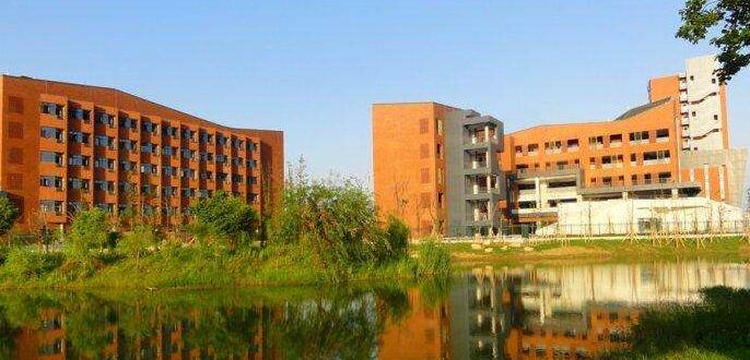  广西梧州财经学校