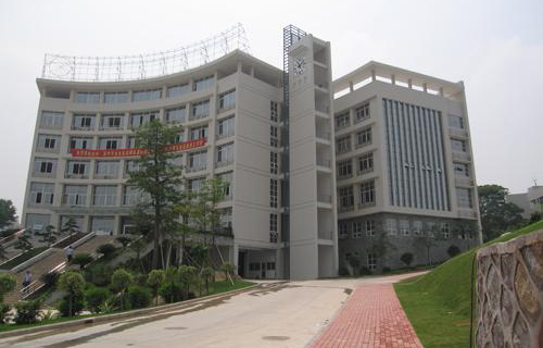  苍梧县技工学校