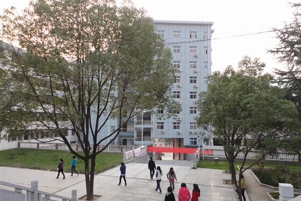 保康职教中心学校校园环境