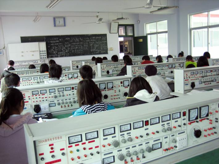 湖北科技工程技工学校电子教室