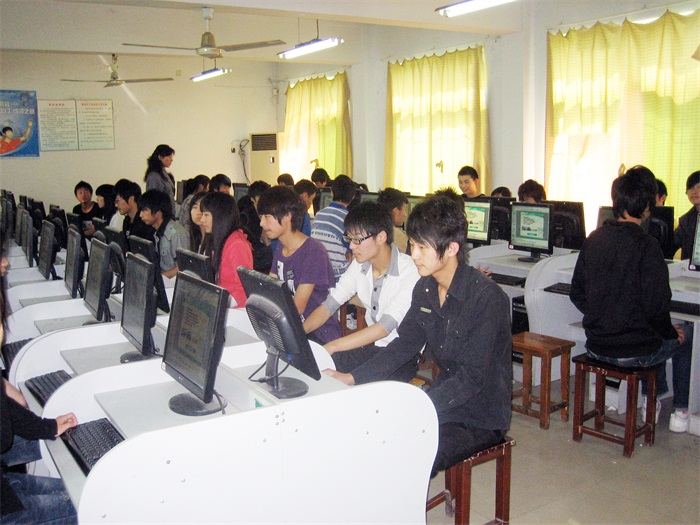 湖北科技工程技工学校计算机实训课