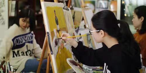 湖北省世达实用外国语学校画室