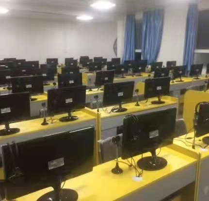 湖北省世达实用外国语学校计算机室
