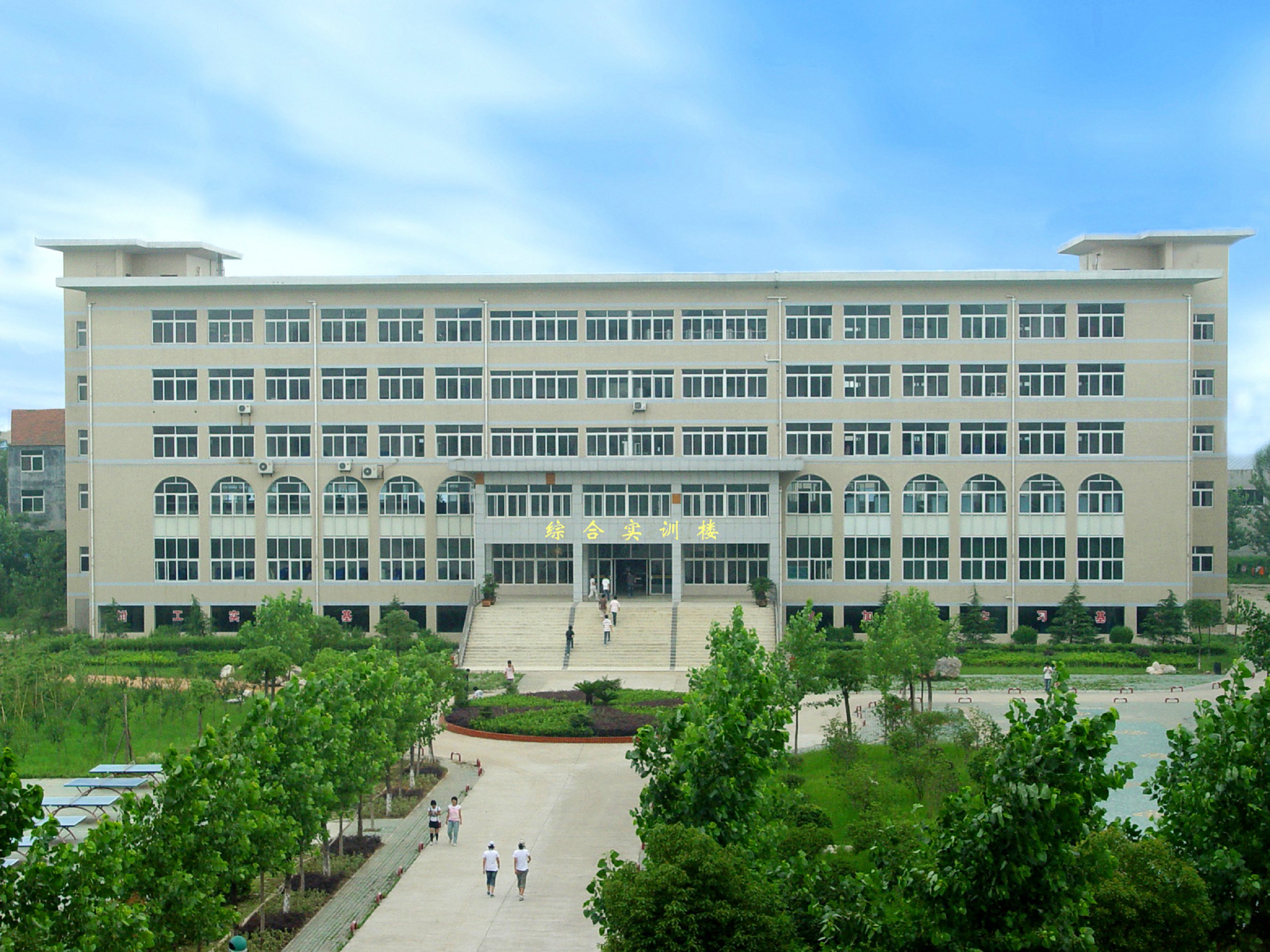 武汉技师学院校园概貌