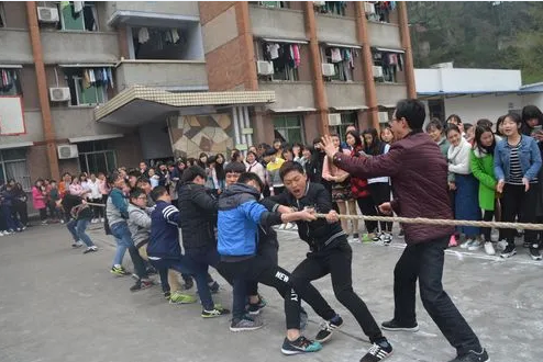 恩施信息技术学校拔河