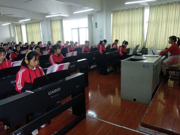 襄阳市旅游服务学校琴房