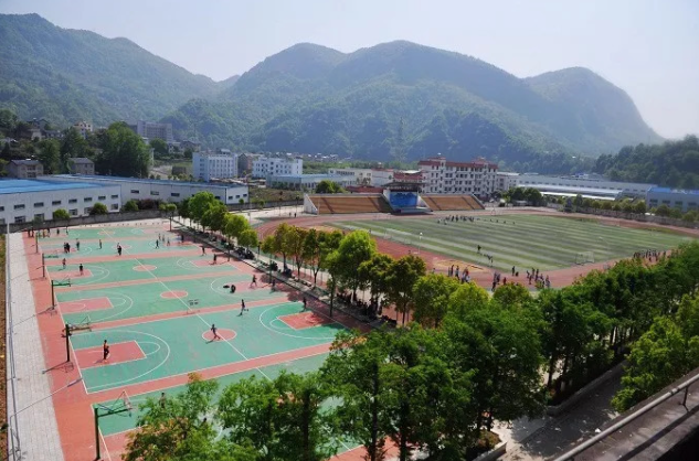 长阳职教中心运动场