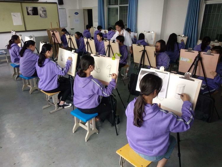 襄阳市旅游服务学校美术室