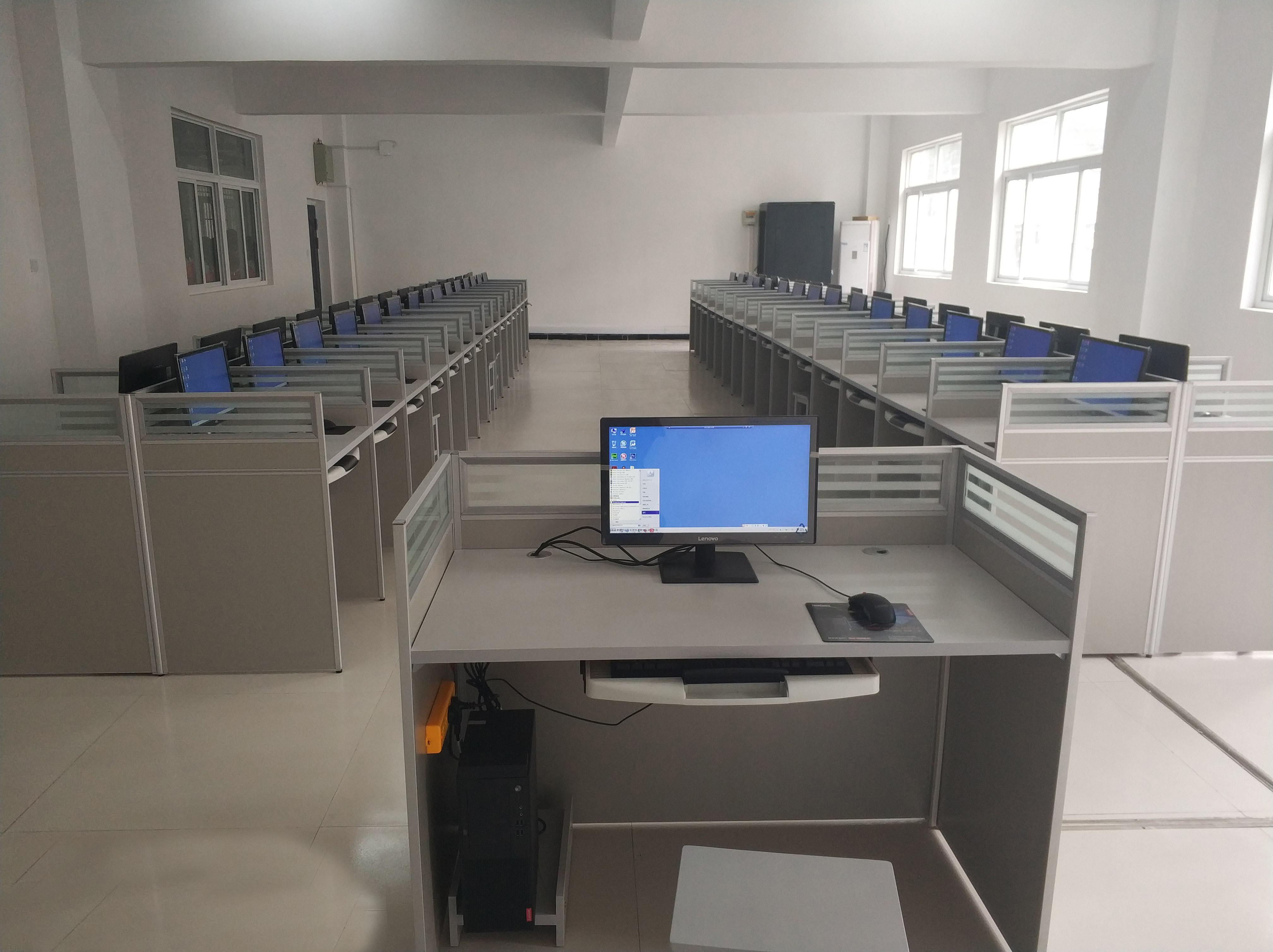郧阳科技学校多媒体室