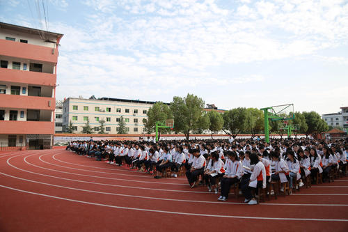 郧西职业技术学校运动场